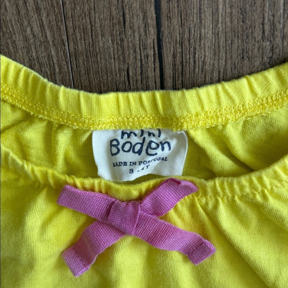 Mini Boden Bright Yellow Top with Pink Bow and Patterned Shorts - Picture 3 of 6